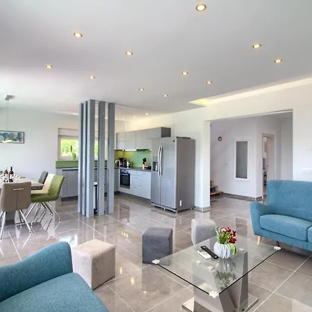 Modern Horizont With Sea View Pool And Playroom Willa